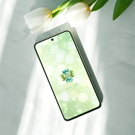 【四つ葉ジュエリーのグリーン】幸運を呼ぶエメラルドとペリドットの輝き🍀心ときめくスマホ壁紙で毎日をハッピーに✨