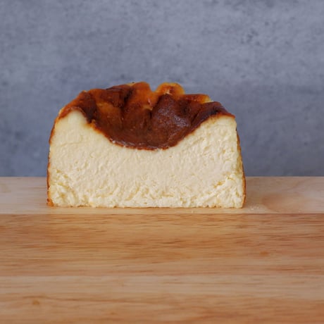 ■Basque cheesecake/バスクチーズケーキ（ミディアム/1〜3名様分）『ゴロっとトロっと』濃厚さと焦げ目とのバランスが絶妙。