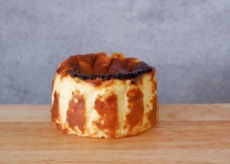 ■Basque cheesecake / バスクチーズケーキ（ミディアム/1〜3名様分）『ゴロっとトロっと』濃厚さと焦げ目とのバランスが絶妙。