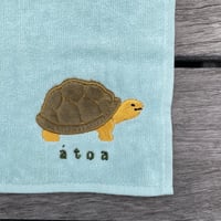 刺繍タオルハンカチ ポルカドットスティングレイ | átoa MUSEUM SHOP