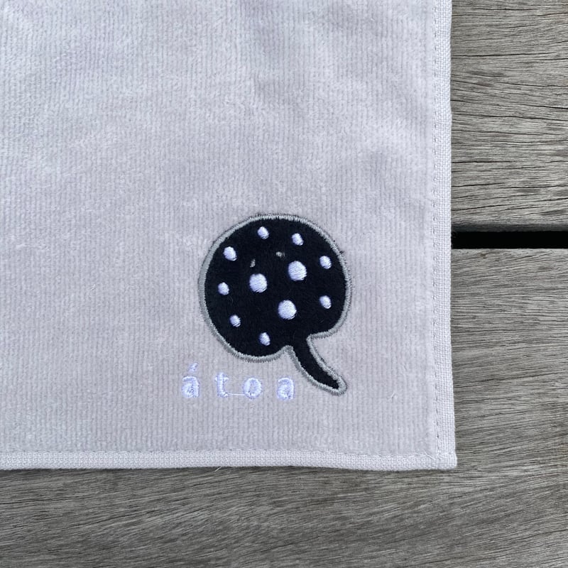 刺繍タオルハンカチ ポルカドットスティングレイ | átoa MUSEUM SHOP