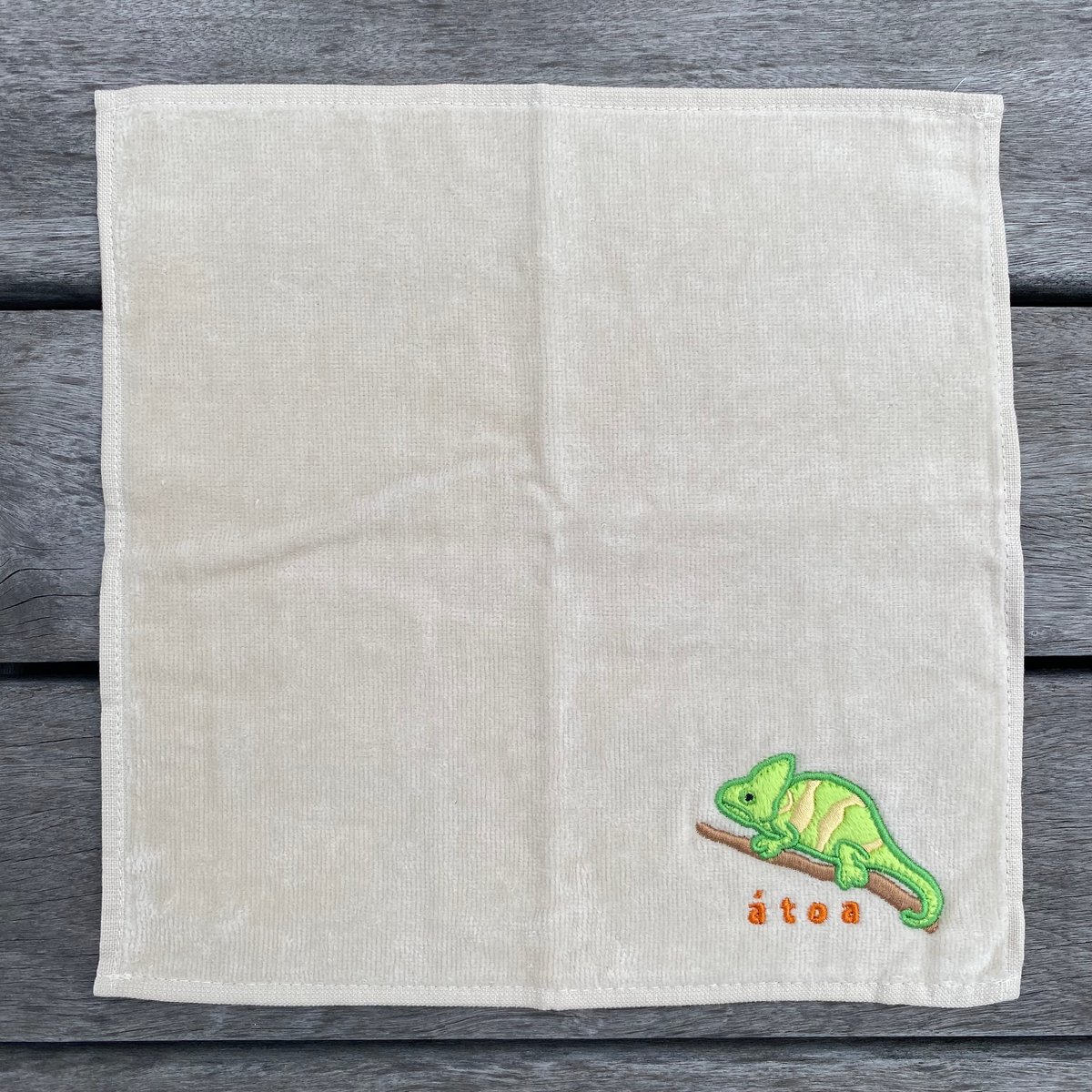 刺繍タオルハンカチ エボシカメレオン | átoa MUSEUM SHOP アトア