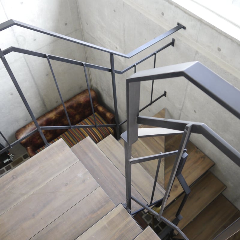 スケルトン階段 -廻り階段-】力桁1本型｜オーダーメイド
