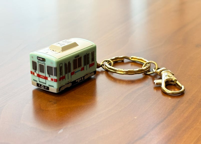 観光列車グッズ】走る電車型キーホルダー(6050形 塗装