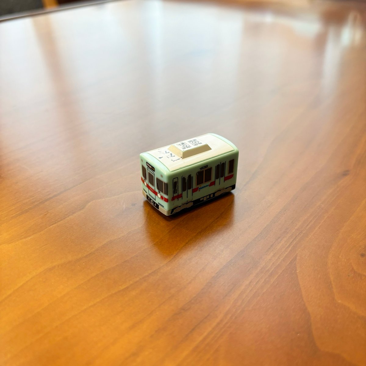 観光列車グッズ】走る電車型キーホルダー(6050形 塗装) | にしてつバス