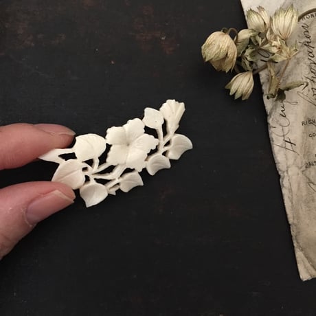 flower brooch / アンティークボーンフラワーブローチ