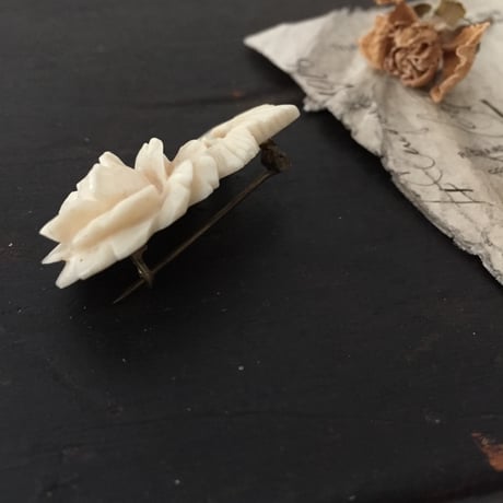 flower brooch /  アンティークボーンカーブドバラブローチ