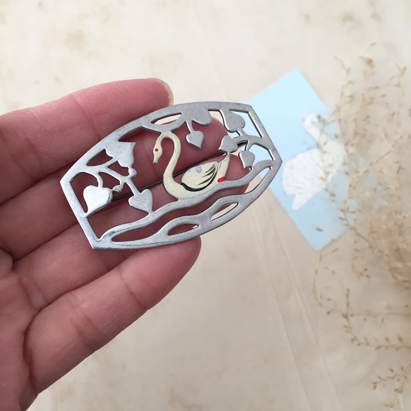 フレンチヴィンテージ　スワンモチーフ 透かし彫り ブローチ　アーリープラスチック swan brooch / アンティークスワンブローチ | cocon