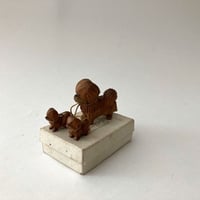 木彫りの動物の親子
