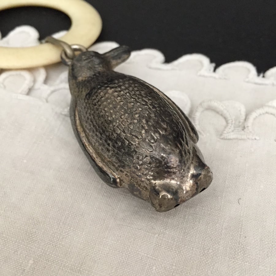 銀のペンギン　ベビーラトル　アンティーク　シルバープレート　ロンドン骨董街より penguin baby rattle / アンティークシルバーベビーラトル ペンギン | c