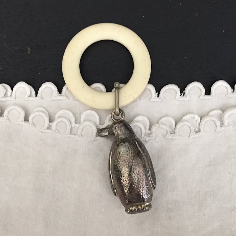 銀のペンギン　ベビーラトル　アンティーク　シルバープレート　ロンドン骨董街より penguin baby rattle / アンティークシルバーベビーラトル ペンギン | c