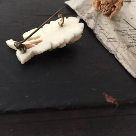 flower brooch /  アンティークボーンカーブドバラブローチ