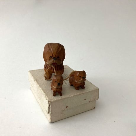 木彫りの動物の親子