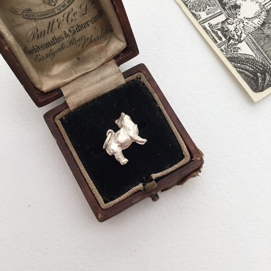フランスアンティーク ブック型チャーム ペンダントトップ　ドール用 cat pendant top / アンティークシルバーねこチャーム 猫 cat charm