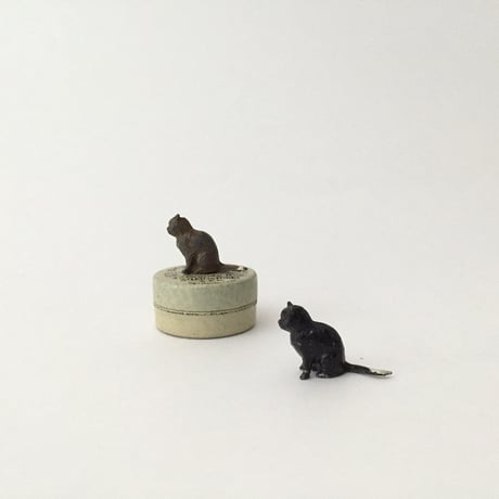 brown cat lead figure / 鉄のねこフィギュリン