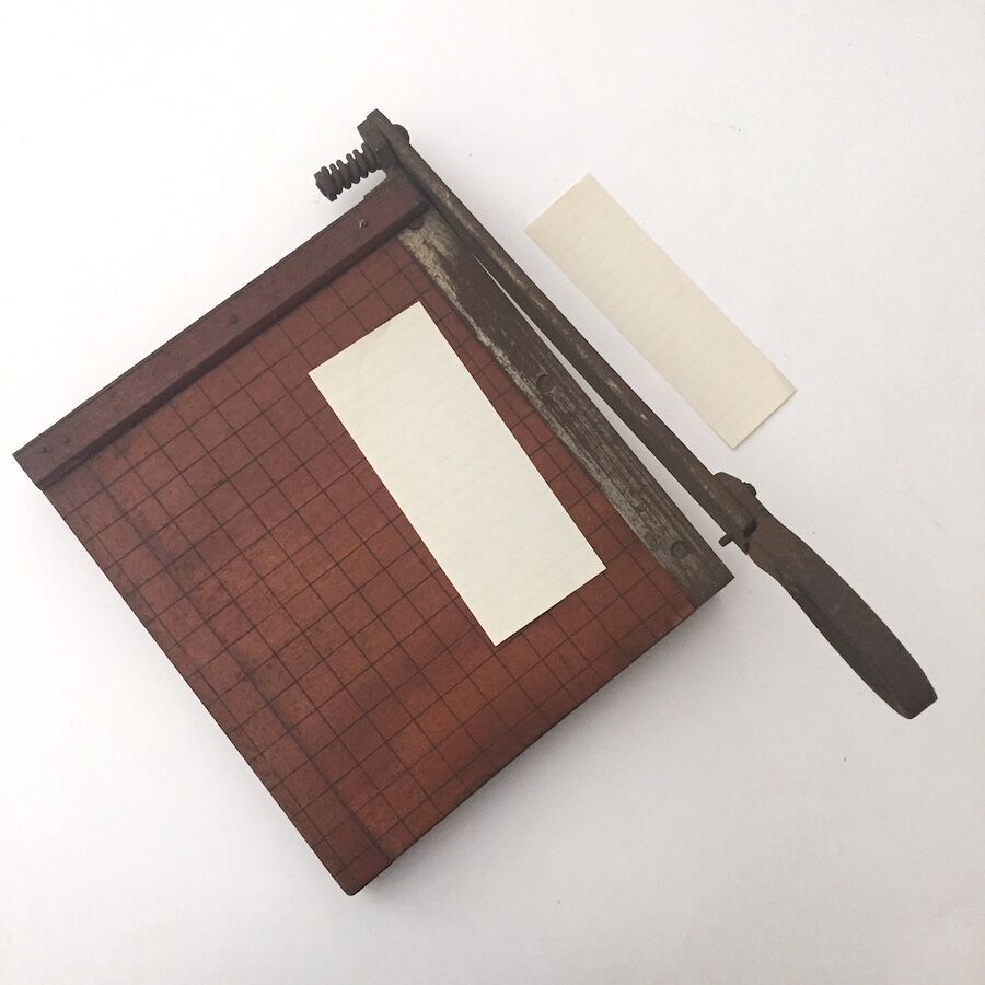 ペーパーカッター 古い裁断機 木製 マス目 | cocon ペーパーカッター 古い裁断機 木製 マス目 | cocon
