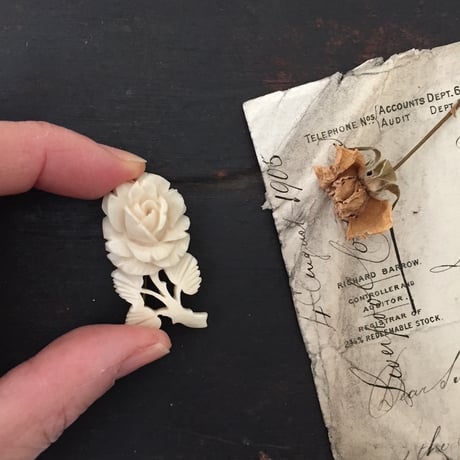 flower brooch /  アンティークボーンカーブドバラブローチ