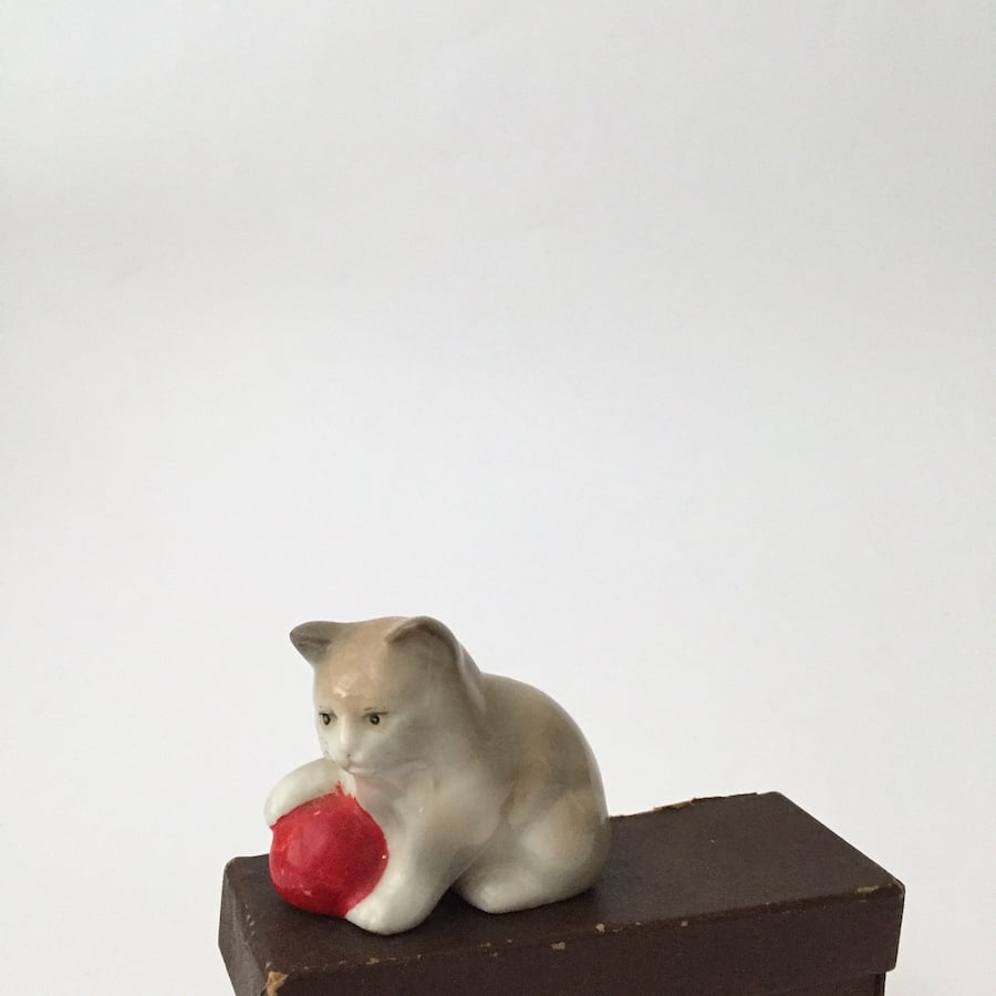 cat figure / アンティーク猫おきもの | cocon