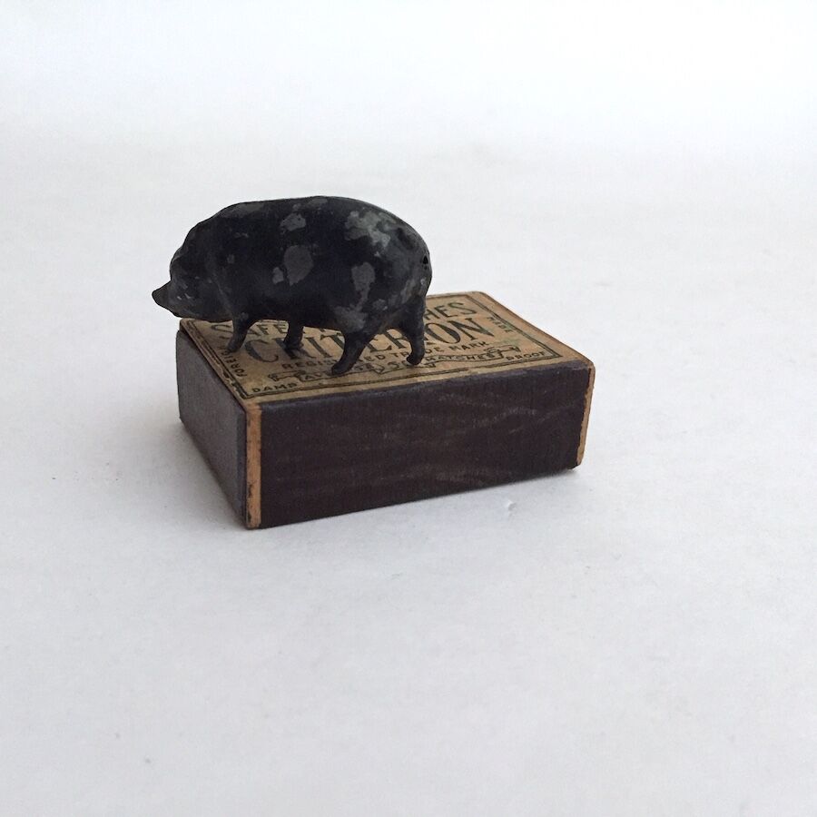 pig lead figure 鉄の黒ブタおきもの 鉄の動物おもちゃ | cocon