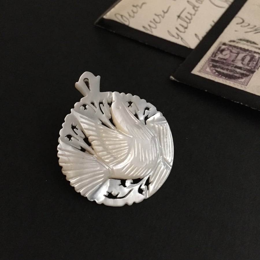 bird brooch / マザーオブパールベツレヘムバードブローチ 白蝶貝 | cocon