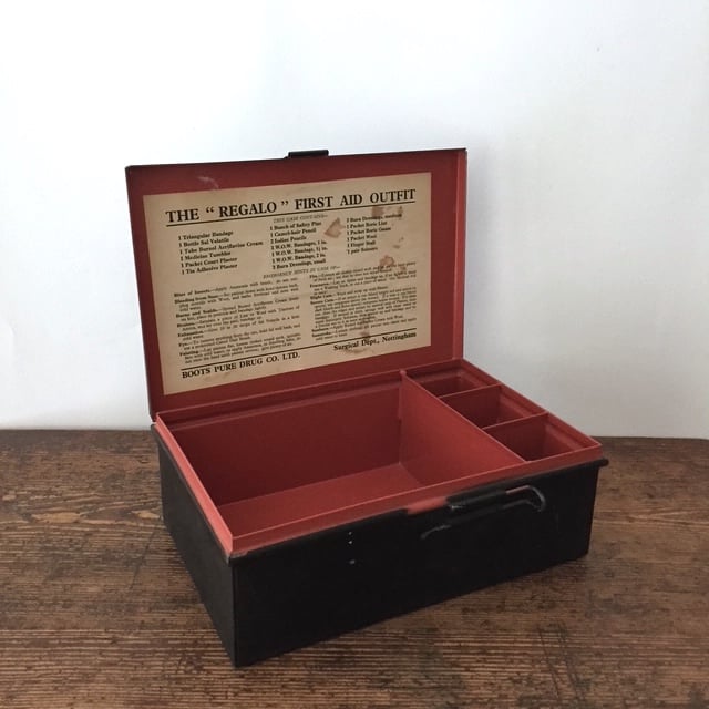 first aid tin / アンティークファーストエイド缶 救急箱 | cocon