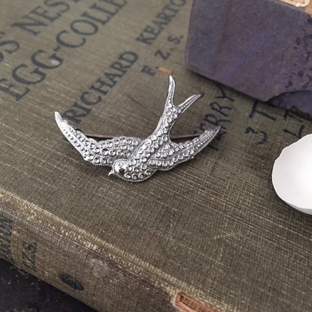 アンティークブローチ three swarrow/ツバメ ペーストガラス bird brooch / アンティークバードツバメブローチ | cocon