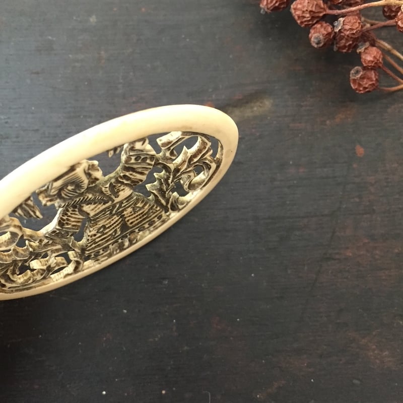 希少　アンティーク　アイボリー彫刻ブローチk 種別： ブローチ 9×4.6㎝ 文様： 百合 漆色： 錫+金彩 価格