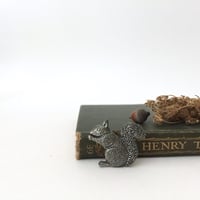 squirrel brooch / リスのアンティークピンブローチ