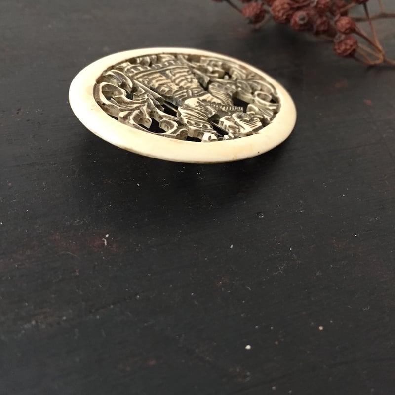 希少　アンティーク　アイボリー彫刻ブローチk ivory brooch / アンティークアイボリーブローチ 透かし模様 | cocon