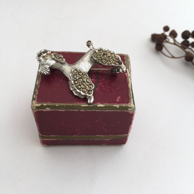 ヴィンテージtrifari チワワ ゴールドメタルブローチ 犬 dog