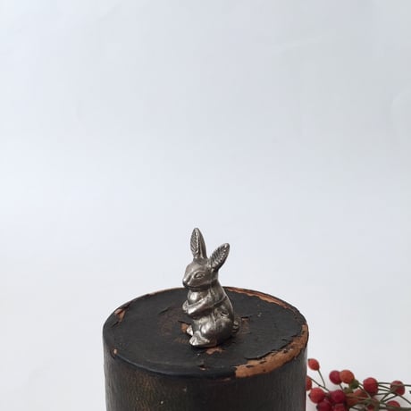 rabbit figure / ウサギのフィギュリン
