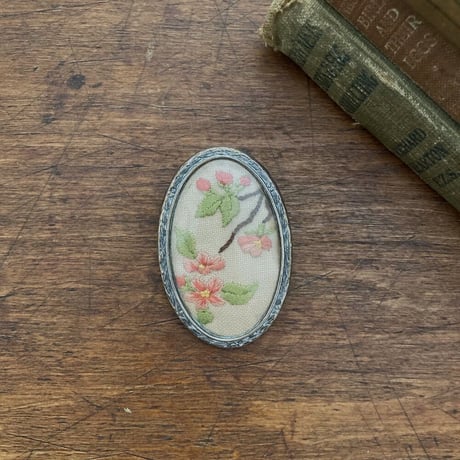 flower brooch　アンティーク刺繍ブローチ　ニードルワーク　フラワー