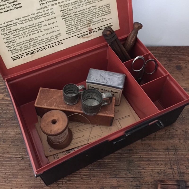 first aid tin / アンティークファーストエイド缶 救急箱 | cocon