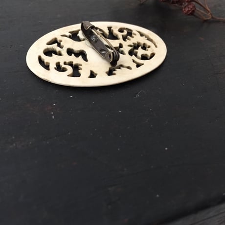 ivory brooch /　アンティークアイボリーブローチ　透かし模様