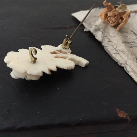 flower brooch /  アンティークボーンカーブドバラブローチ
