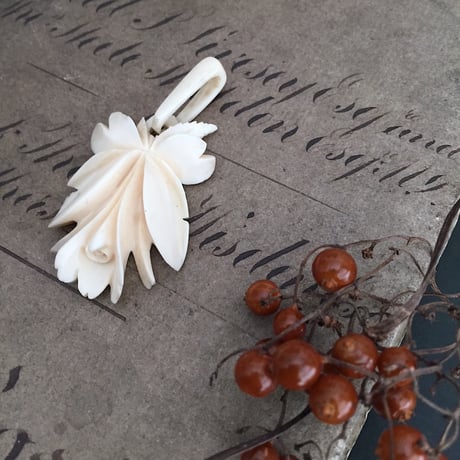 rose brooch / アンティークボーンバラブローチ
