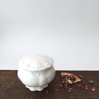 mini pot / アンティーク白いシュガーポット