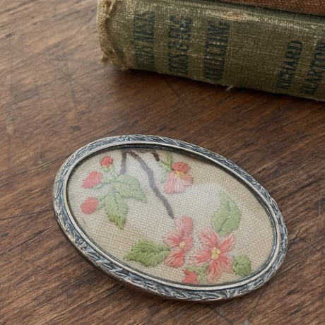 flower brooch　アンティーク刺繍ブローチ　ニードルワーク　フラワー