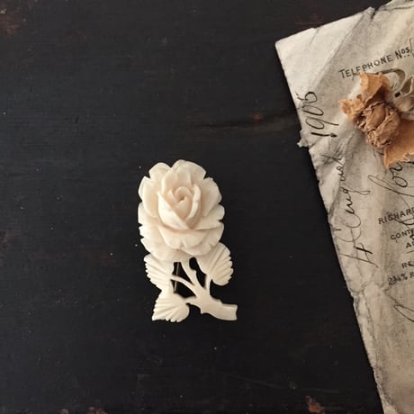 flower brooch /  アンティークボーンカーブドバラブローチ