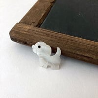 シェルの犬のブローチ　白蝶貝　マザーオブパール　ドックブローチ