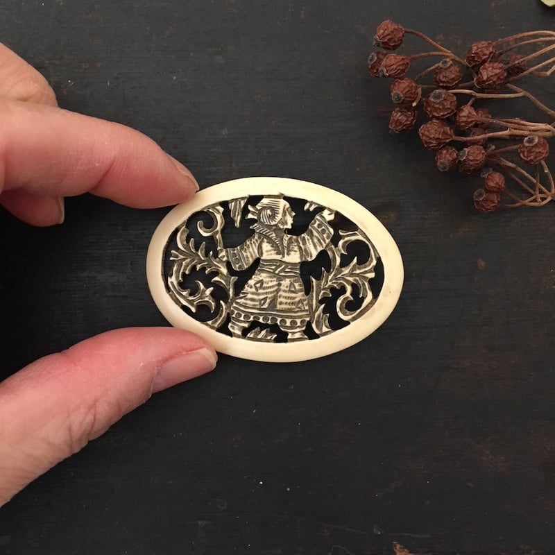 希少　アンティーク　アイボリー彫刻ブローチk ivory brooch / アンティークアイボリーブローチ 透かし模様 | cocon