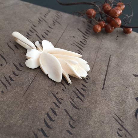 rose brooch / アンティークボーンバラブローチ