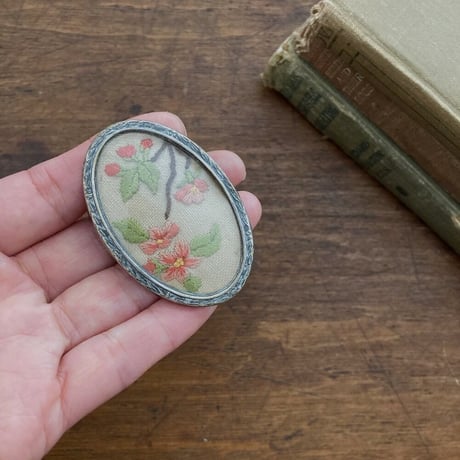 flower brooch　アンティーク刺繍ブローチ　ニードルワーク　フラワー