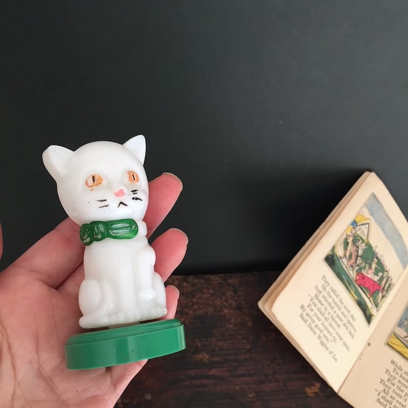 * vintage animal ❀ グリーンの瞳の ふわふわミルキー 猫ちゃん white catbottle /アンティーク白猫ガラスボトル ねこ香水びん