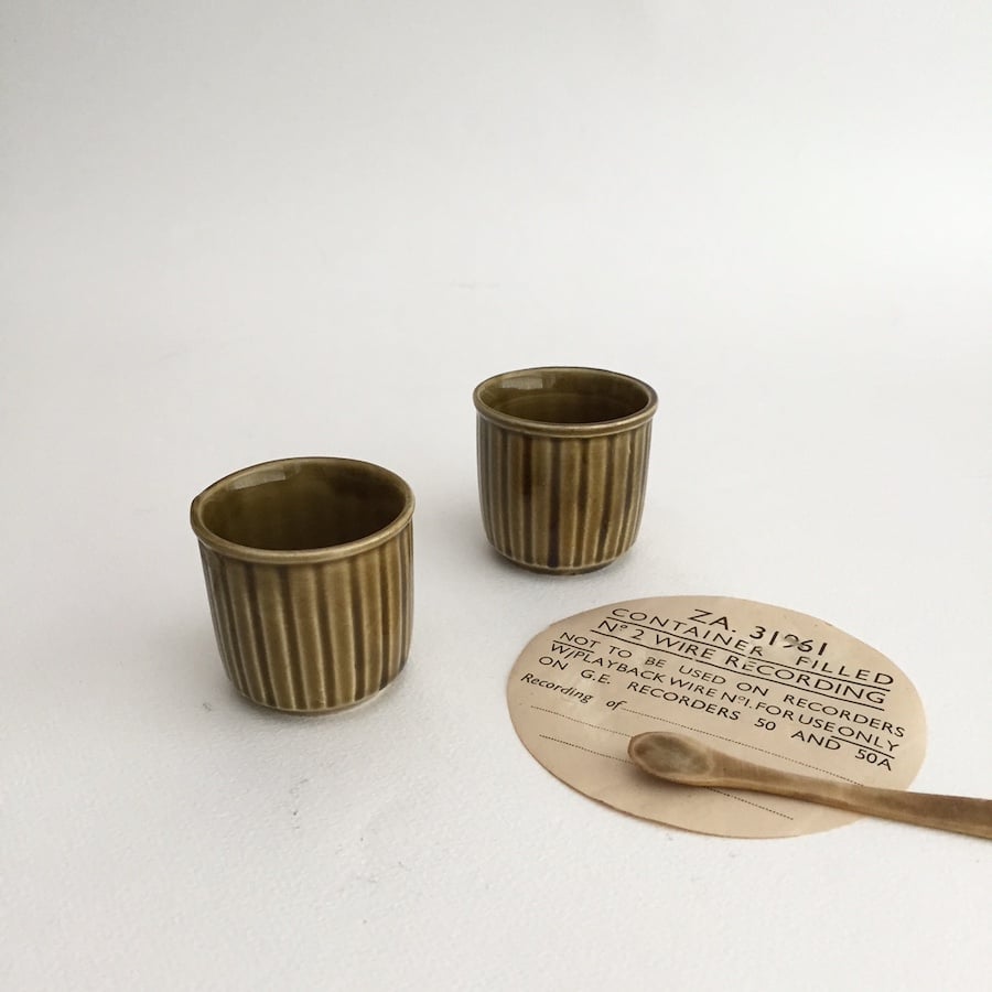egg cup / 陶器のエッグスタンド アンティークエッグカップ | cocon