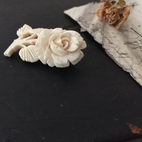 flower brooch /  アンティークボーンカーブドバラブローチ