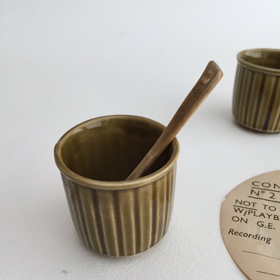 egg cup / 陶器のエッグスタンド アンティークエッグカップ | cocon