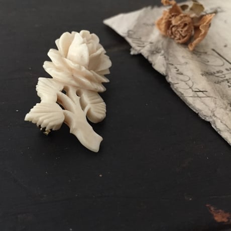 flower brooch /  アンティークボーンカーブドバラブローチ