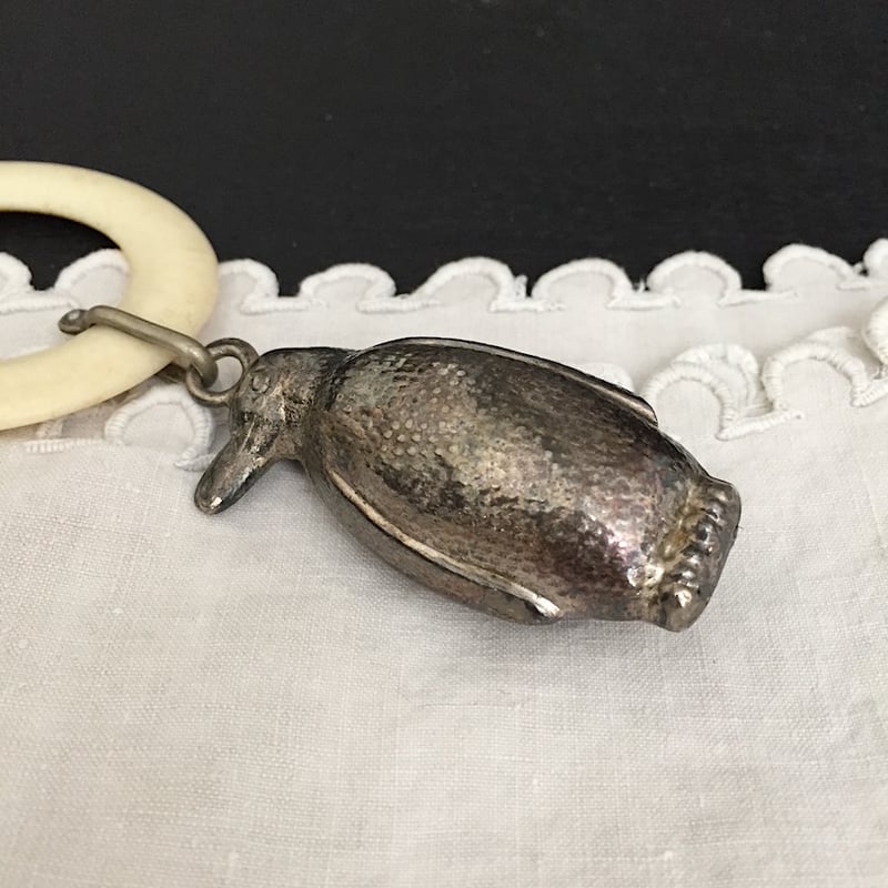 銀のペンギン　ベビーラトル　アンティーク　シルバープレート　ロンドン骨董街より penguin baby rattle / アンティークシルバーベビーラトル ペンギン | c