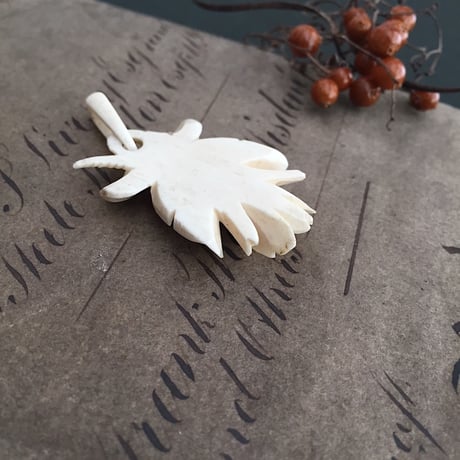 rose brooch / アンティークボーンバラブローチ